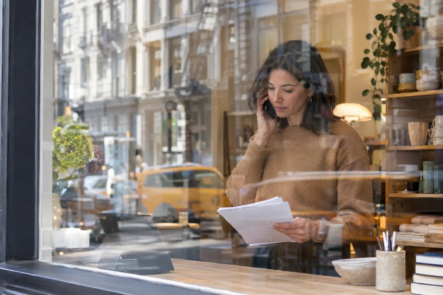 p2-soho-window-phone